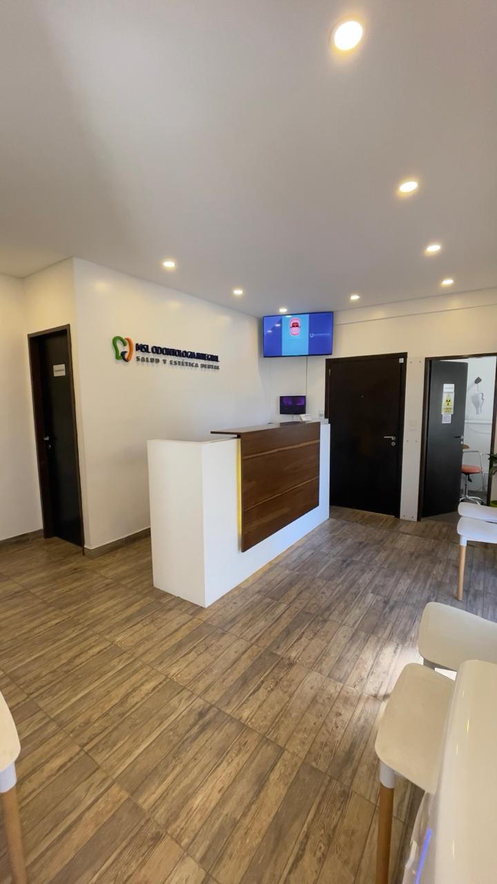 Recepción y sala de espera de MSL Odontología Integral en Olivos
