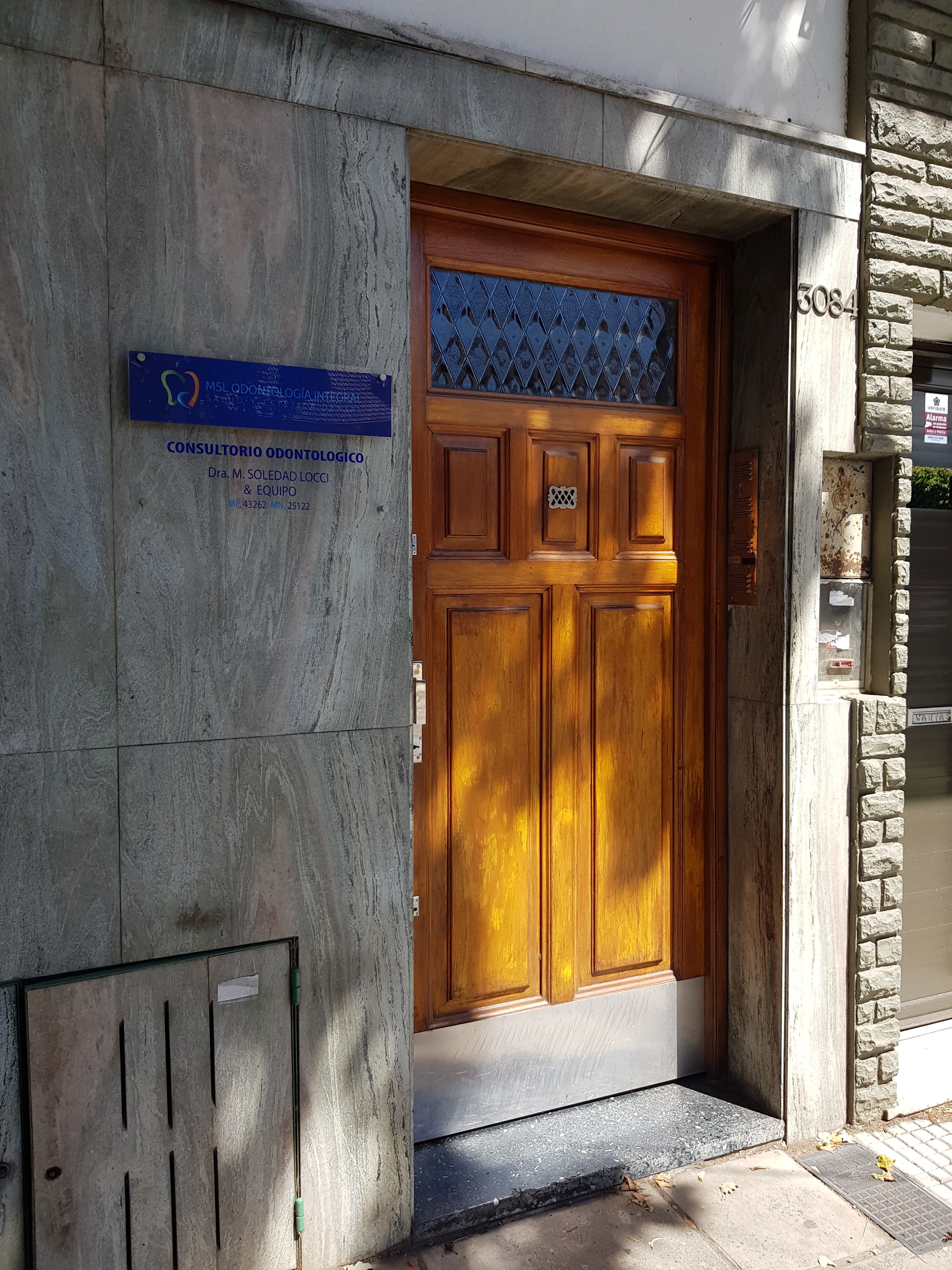 Fachada exterior y acceso sobre Carlos Villate en Olivos